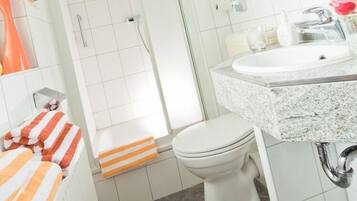 Dusche, Haartrockner, Handtücher