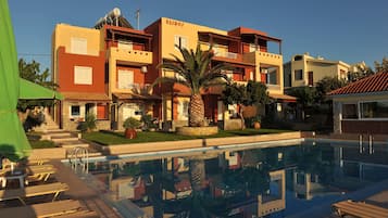 Una piscina cubierta (de 10:00 a 20:00), sombrillas, tumbonas