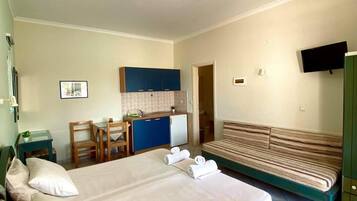 Estudio, 1 cama doble | Caja fuerte, cortinas opacas, sistema de insonorización