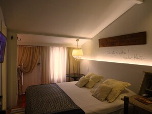 Caja de seguridad en la habitación y tabla de planchar con plancha