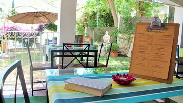 Frukost och middag serveras, med utsikt mot trädgården