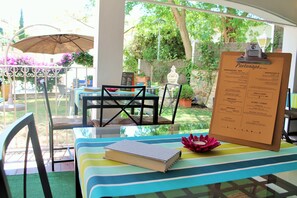 Petit déjeuner, dîner et brunch servis sur place, vue sur le jardin