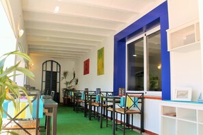 Petit déjeuner, dîner et brunch servis sur place, vue sur le jardin