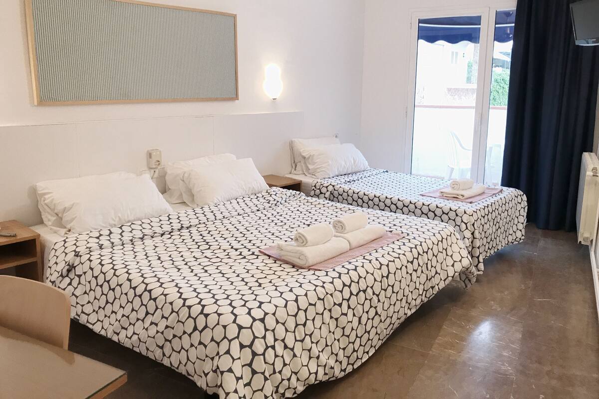 Habitació triple estàndard, balcó | Caixa forta a l'habitació, cortines opaques i wifi gratuïta 