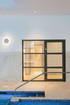 Lakens van Egyptisch katoen, luxe beddengoed, een kluis op de kamer