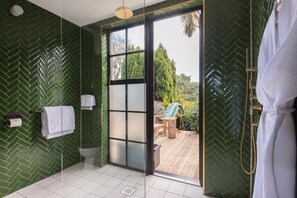 Douche, douche à « effet pluie », articles de toilette de luxe