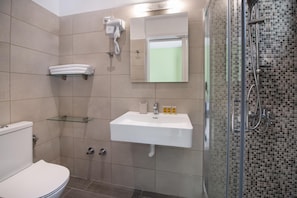 Amenidades de baño gratuitas, secadora de cabello, toallas 