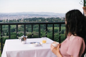 Daily cooked-to-order breakfast for a fee