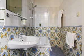 Combined shower/bathtub, hair dryer, bidet, towels
