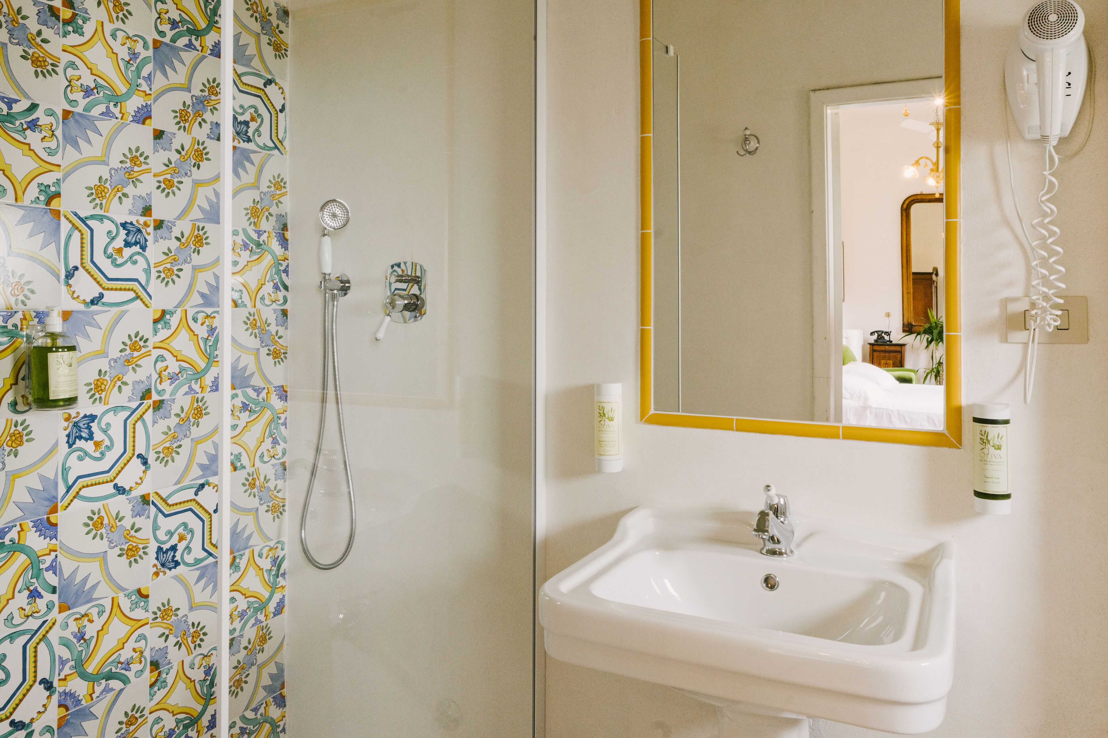 combined shower/bathtub, hair dryer, bidet, towels