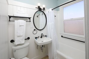 Combined shower/bathtub, free toiletries, hair dryer, towels - Motel 6 San Francisco, CA – Civic Center (San Francisco)