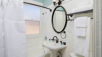 Combined shower/tub, free toiletries, hair dryer, towels