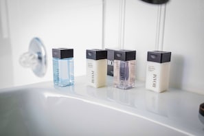 Ensemble douche/baignoire, articles de toilette gratuits, sèche-cheveux