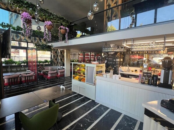 Televisor LCD de 22 polzades amb canals per satèl·lit i televisor 