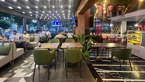 朝食、ランチ、ディナーに営業