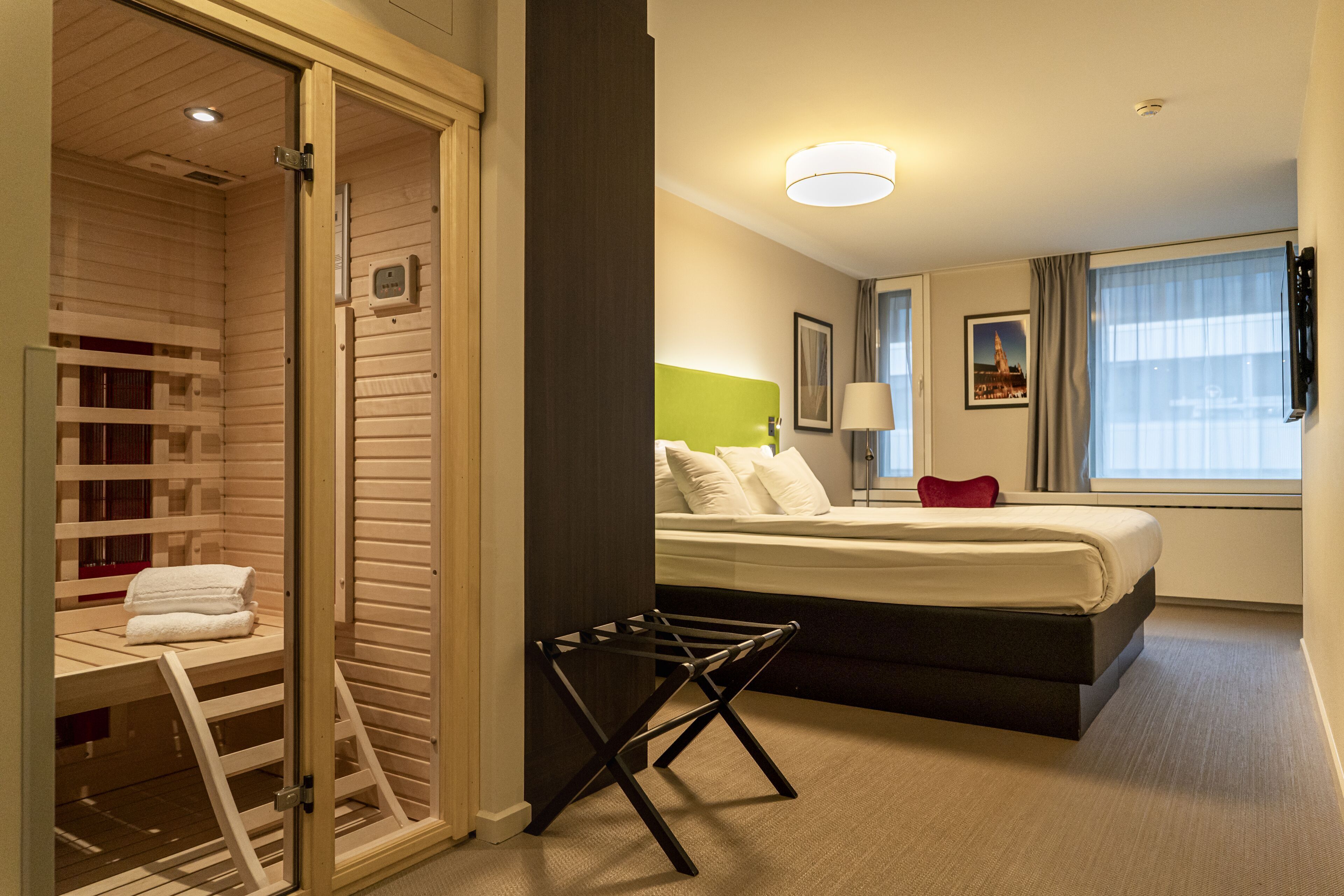 Ylelliset vuodevaatteet, minibaari, tallelokero huoneessa, työpöytä