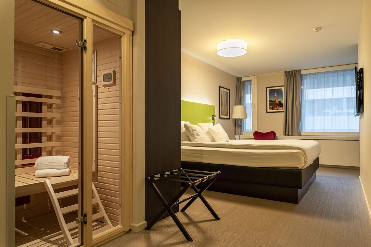 Premium bedding, minibar, in-room safe, desk