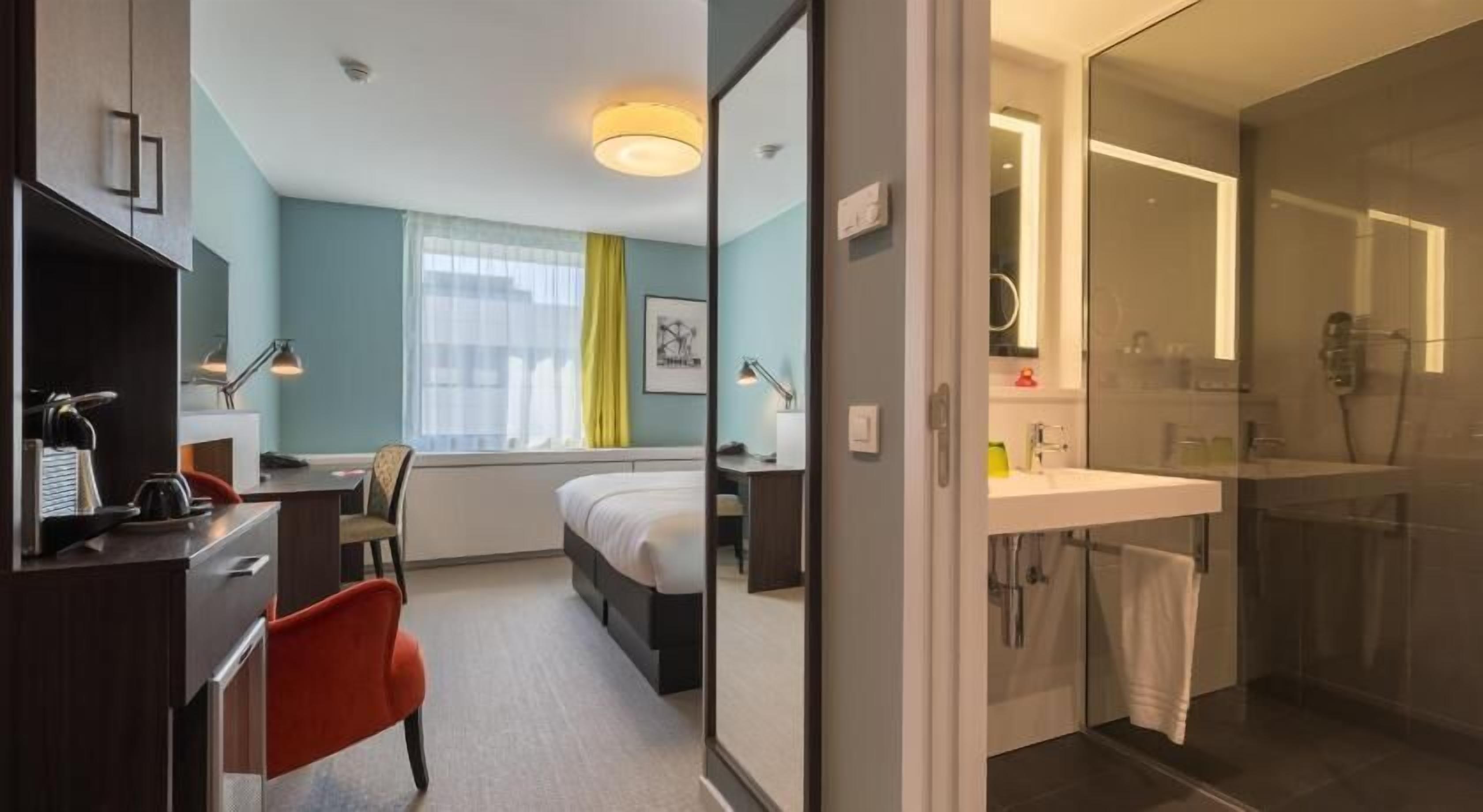 Ylelliset vuodevaatteet, minibaari, tallelokero huoneessa, työpöytä