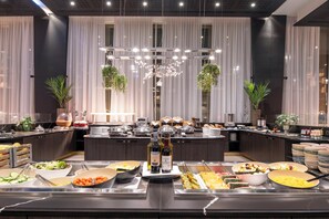 Petit déjeuner buffet (39 EUR par personne)