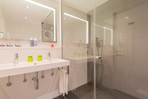 Dusche, umweltfreundliche Kosmetikartikel, Haartrockner, Handtücher