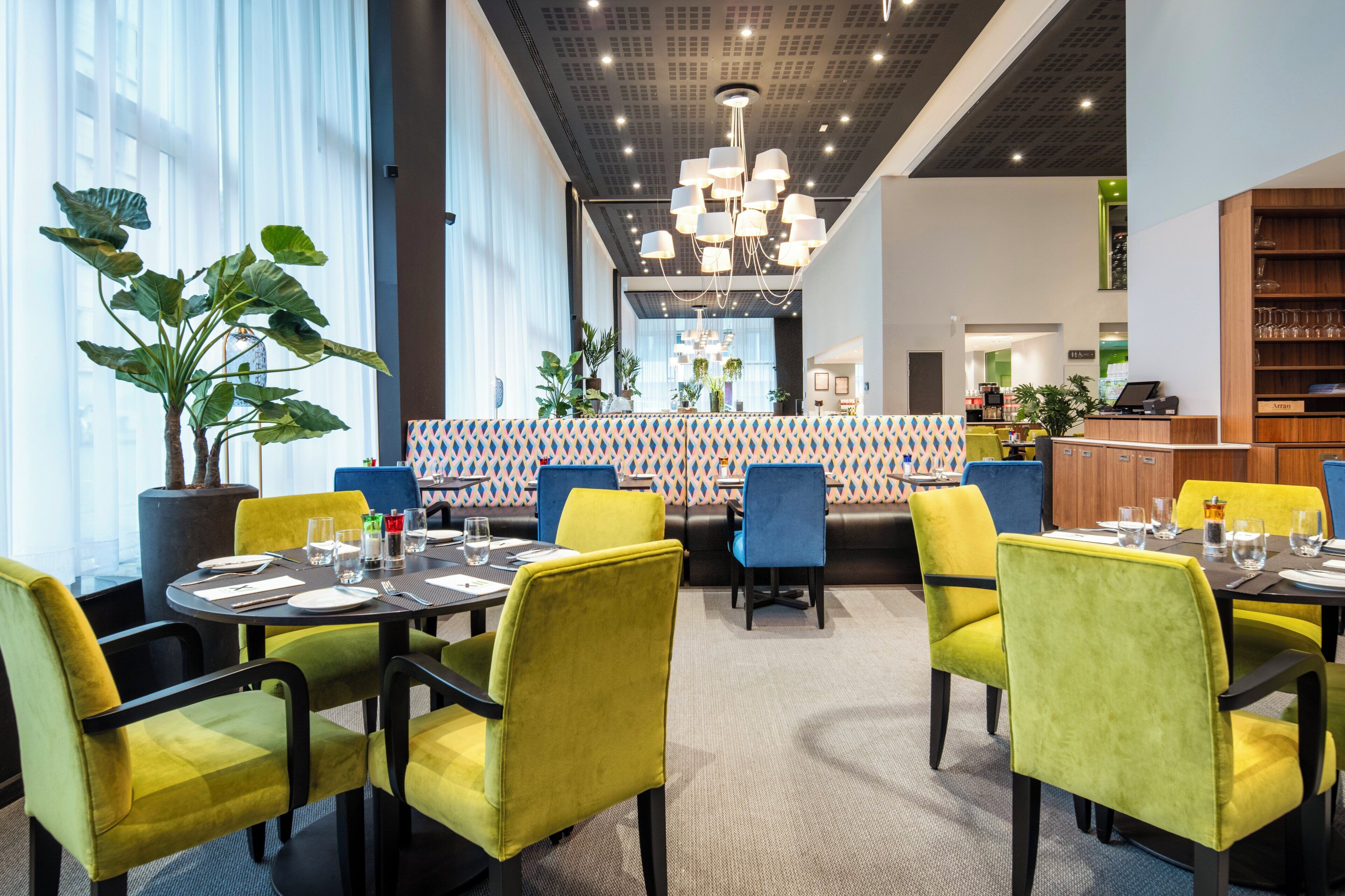 Der serveres morgenmad og internationale retter med udsigt til haven 