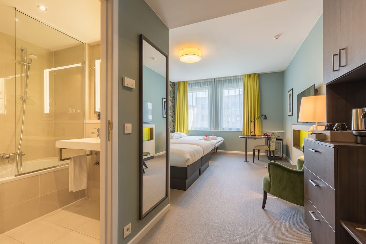 family room (standard) | 1 bedroom, premium bedding, minibar, in-room safe