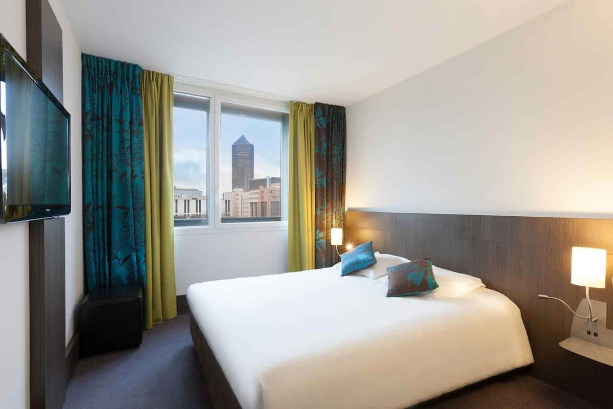 Chambre Standard, 1 très grand lit | Literie de qualité supérieure, coffres-forts dans les chambres, bureau