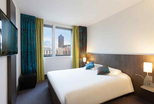 Standard Room, 1 King Bed | Premium bedding, in-room safe, desk, blackout drapes