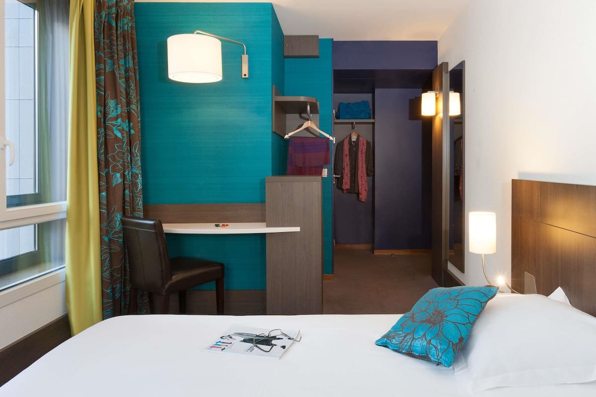 Premium bedding, in-room safe, desk, blackout curtains