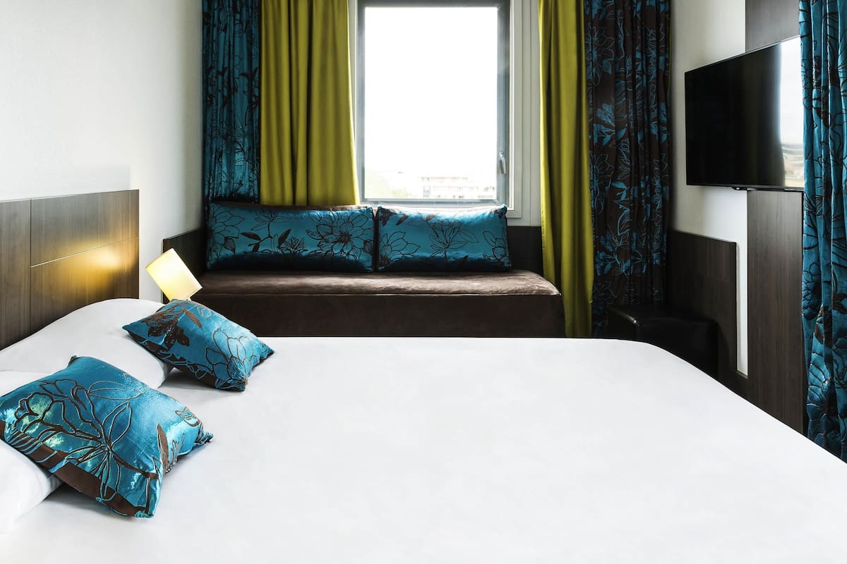 Chambre Supérieure, plusieurs lits | Literie de qualité supérieure, coffres-forts dans les chambres, bureau