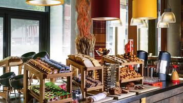 Desayuno buffet (EUR 13.90 por persona)