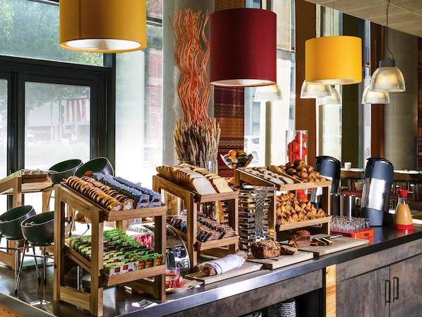 Desayuno buffet (EUR 13.90 por persona)