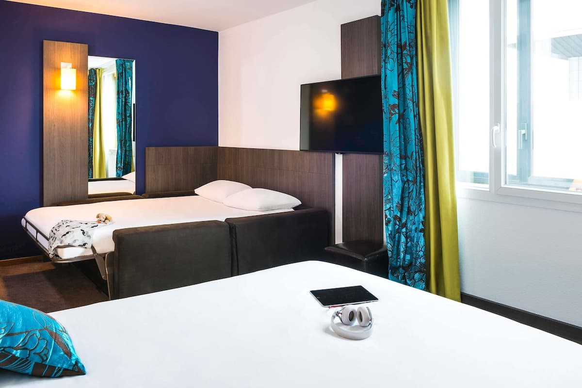 Junior Suite, 1 Double Bed | Premium bedding, in-room safe, desk, blackout drapes