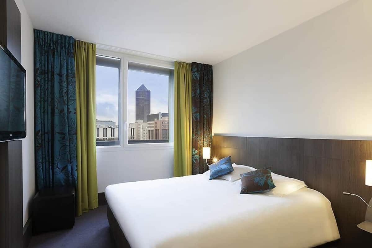 Standard Room, 1 King Bed | Premium bedding, in-room safe, desk, blackout drapes