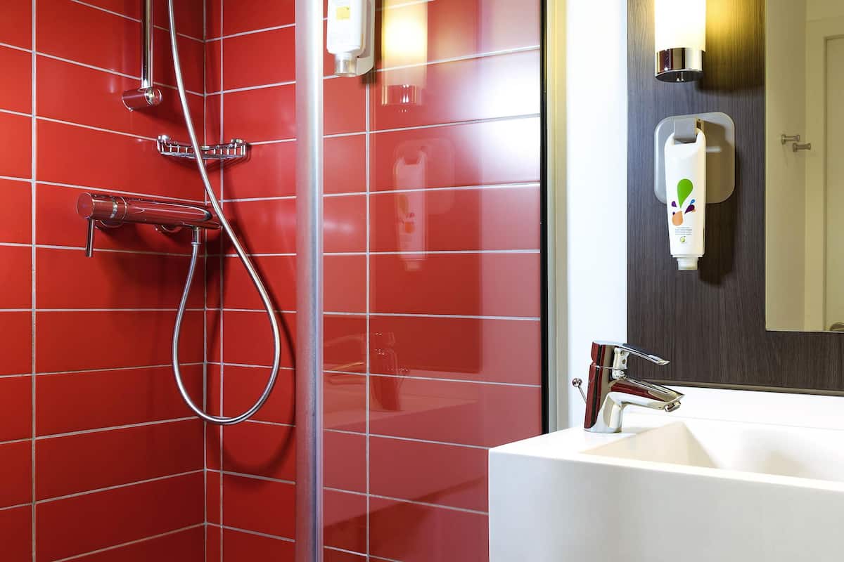 Ropa de cama de alta calidad y caja de seguridad en la habitación