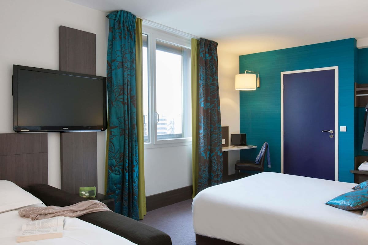 Ropa de cama de alta calidad y caja de seguridad en la habitación