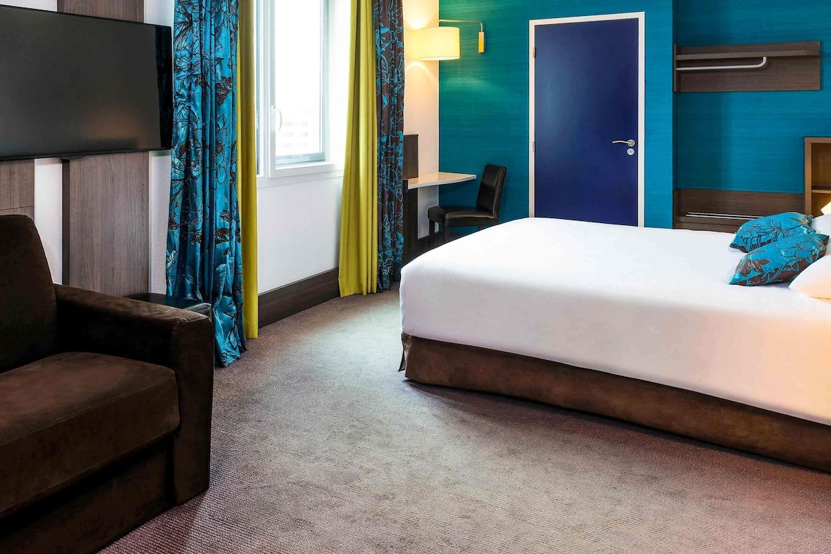 Junior Suite, 1 Double Bed | Premium bedding, in-room safe, desk, blackout drapes