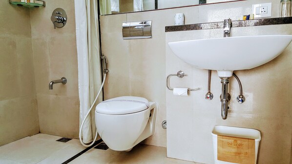 Un baño con inodoro, lavamanos y ducha.