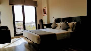 Standard Room, 1 Double Bed | Minibar, desk, blackout curtains, soundproofing