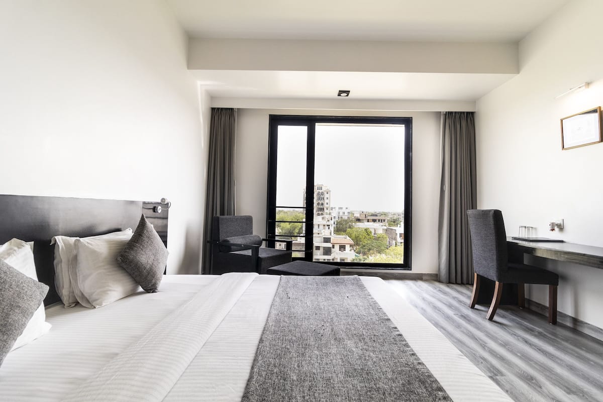 Minibar, escritorio, cortinas blackout y insonorización