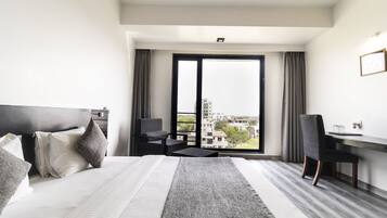 Deluxe Room, 1 Double Bed | Minibar, desk, blackout curtains, soundproofing