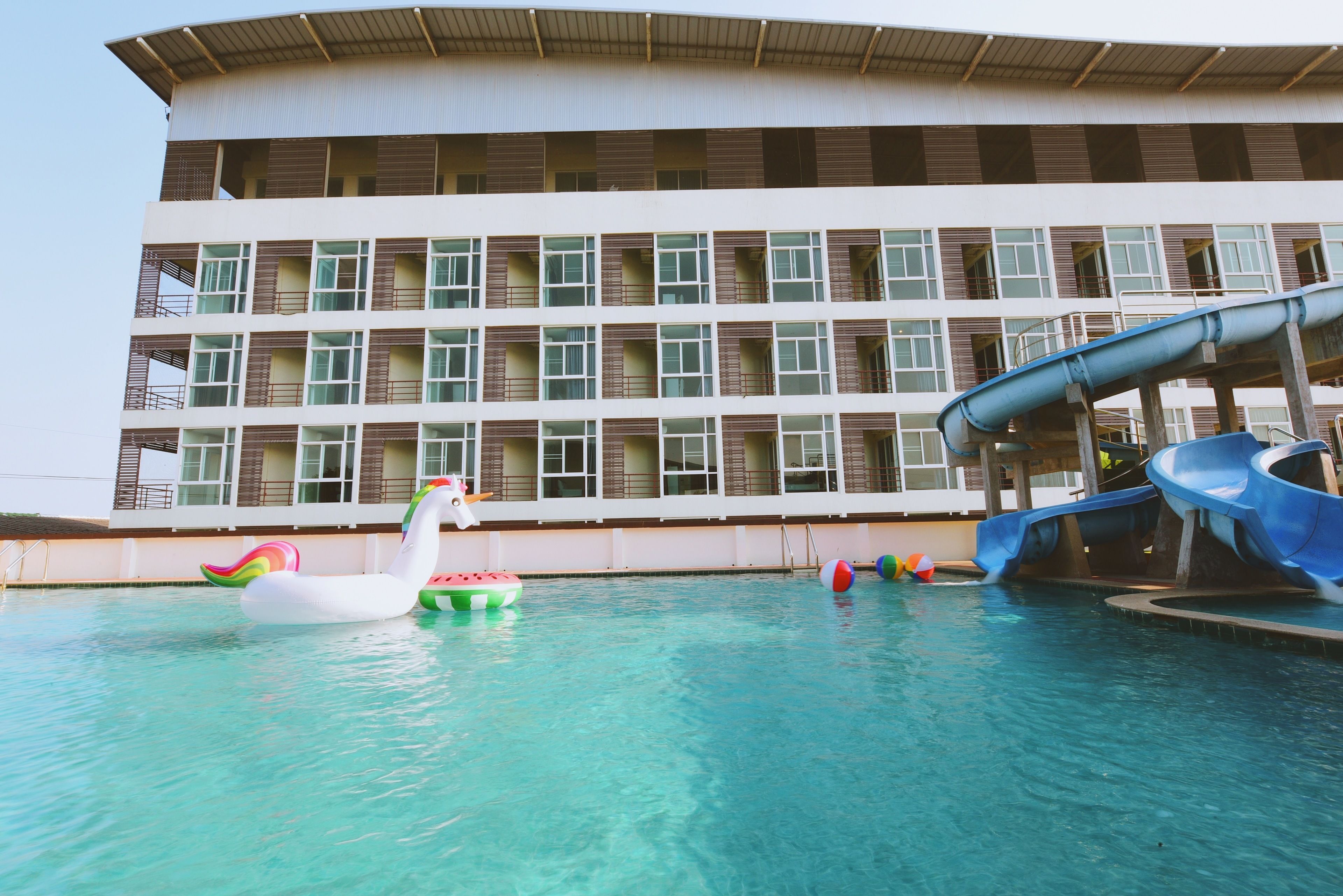 Piscine extérieure, parasols de plage