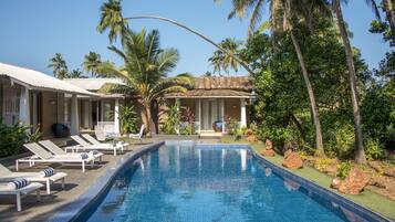 2 hồ bơi ngoài trời, ghế dài tắm nắng