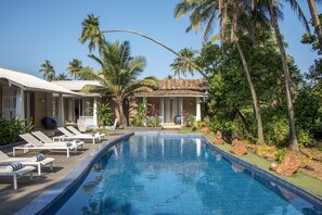 2 outdoor pools, pool loungers