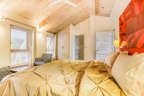 Premium bedding, minibar, in-room safe, individually decorated - Casa Vagator (Vagator)