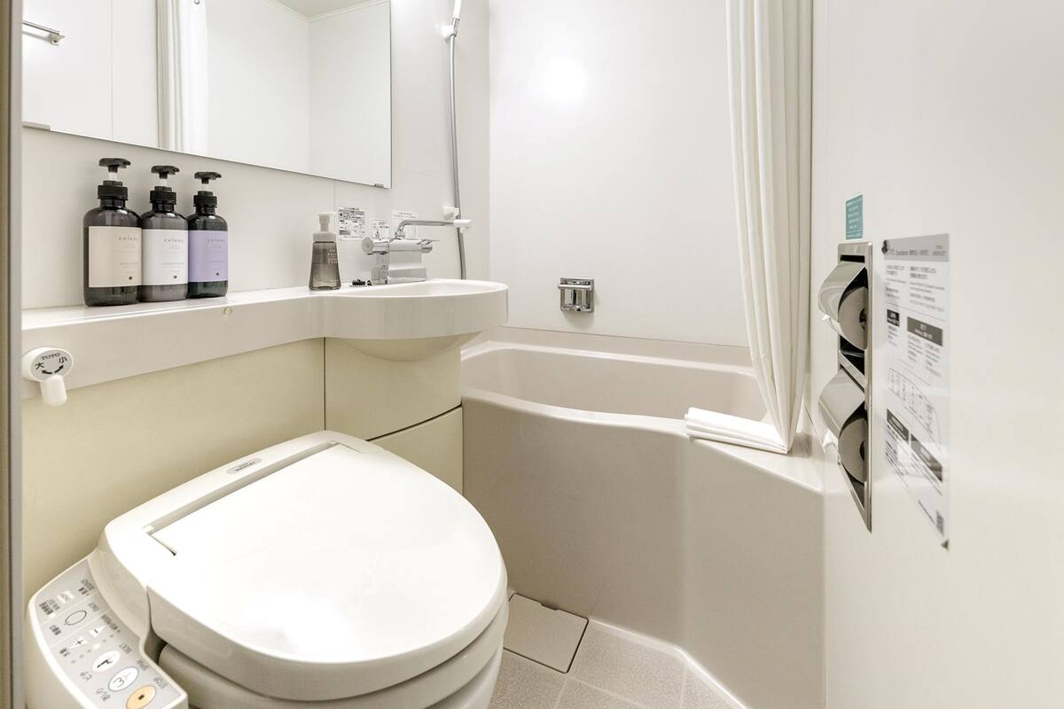 combined shower/bathtub, free toiletries, hair dryer, bathrobes