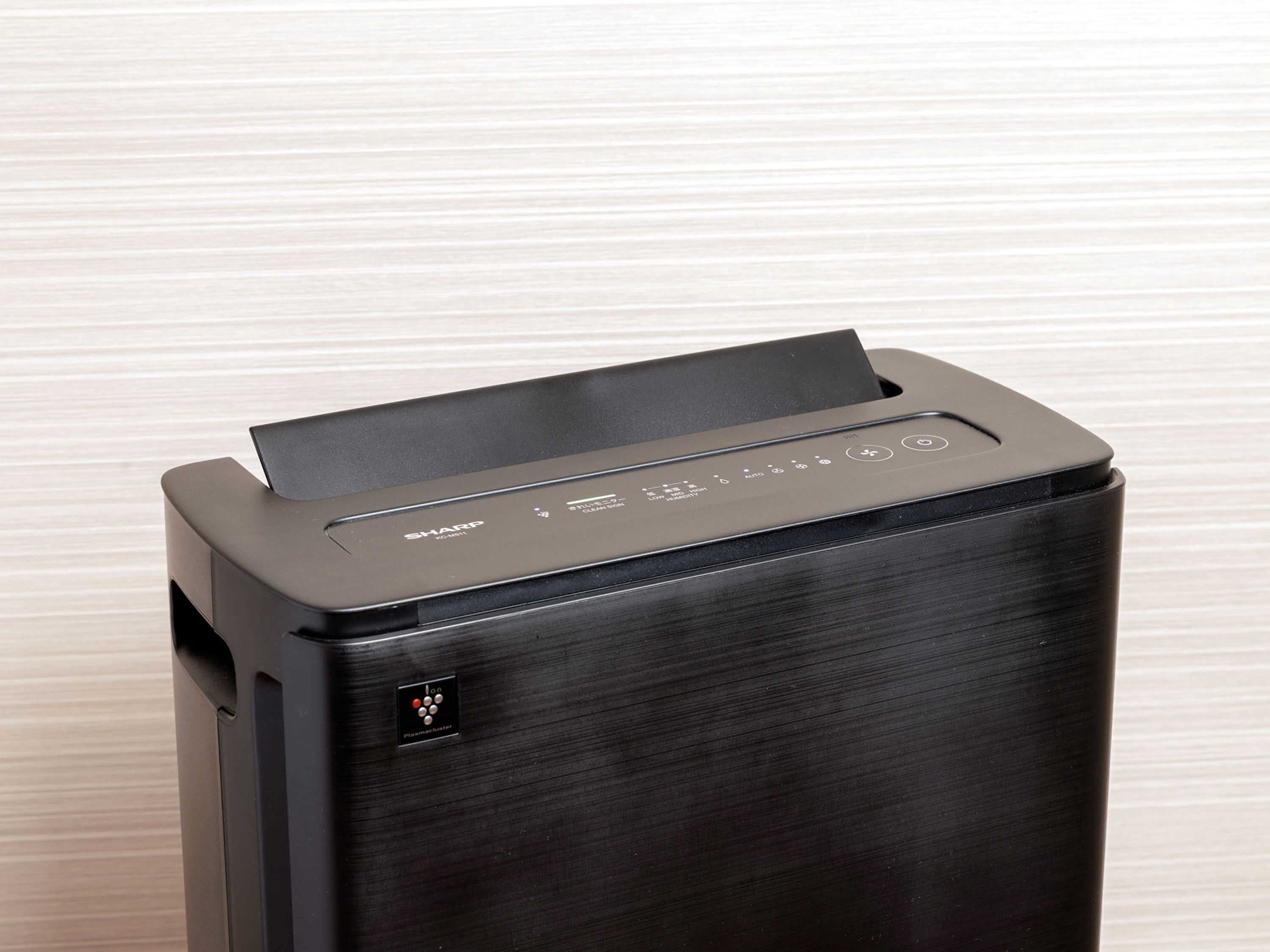 Ein schwarzer Drucker mit Bedienfeld und Papierfach.
