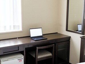 羽绒被、办公桌、遮光窗帘、免费 WiFi