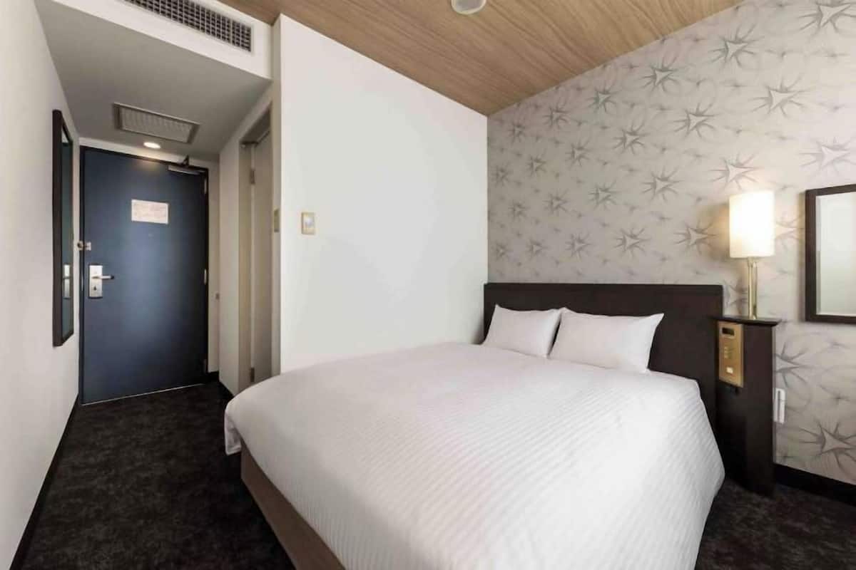 Desk, laptop workspace, iron/ironing board, free WiFi