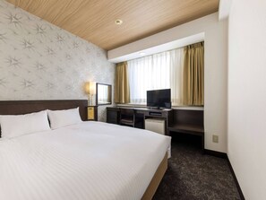 Desk, laptop workspace, iron/ironing board, free WiFi